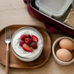 En cas protéiné : yaourt grec, fruits rouges, graines de chia et œufs durs