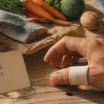 Doigt à ressaut et alimentation : main bandée et aliments utiles