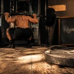 Exercices polyarticulaires : athlète en squat lourd sur rack