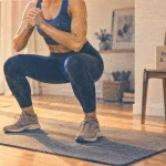 Renforcement musculaire à la maison : squat avec élastique et tapis
