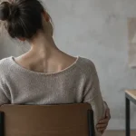 Étirements trapèzes et nuque, cou détendu sans douleur cervicale